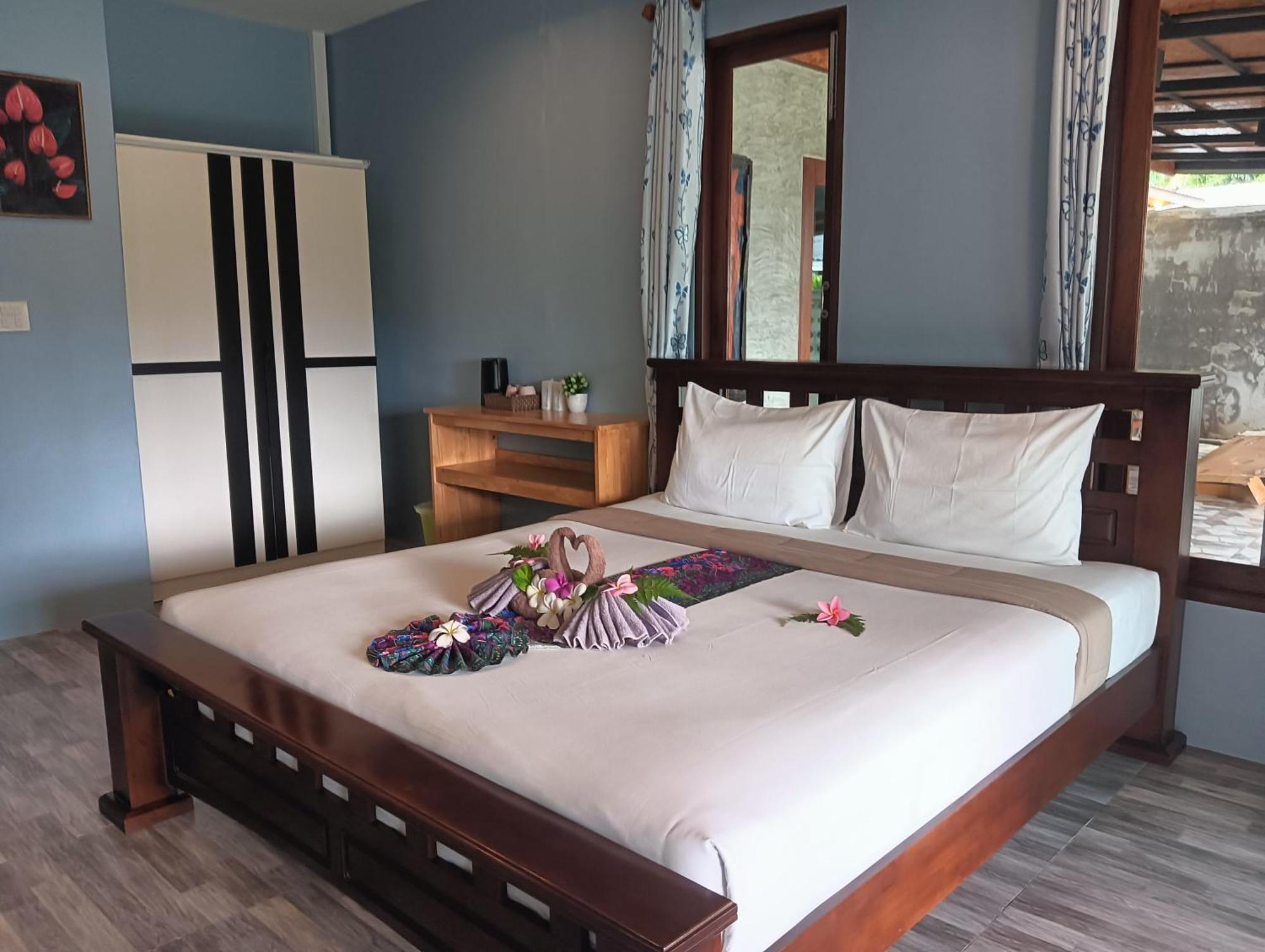 Kohjum Freedom Resort Koh Jum Exterior photo